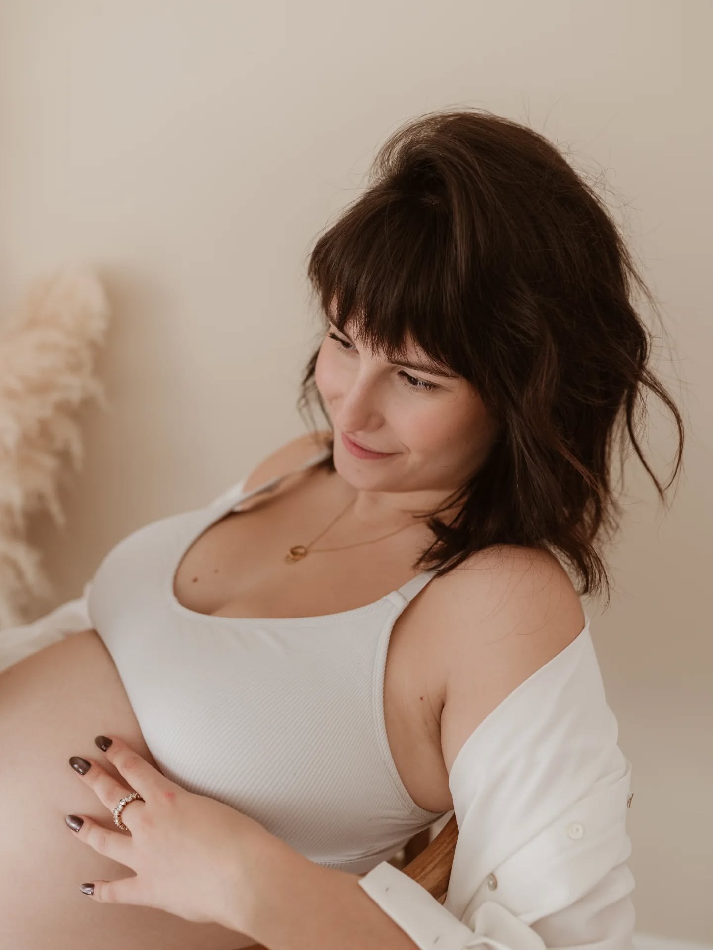 Une maman rayonnante, les rayons du soleil, des c&acirc;lins, des bisous...le moment parfait 🤎

Merci @thenailsclubbyandrea ☕

#photographematernit&eacute; #photo #shootingday #pic #grossesse #babybump #photographe #homeinspiration #photographie #sh