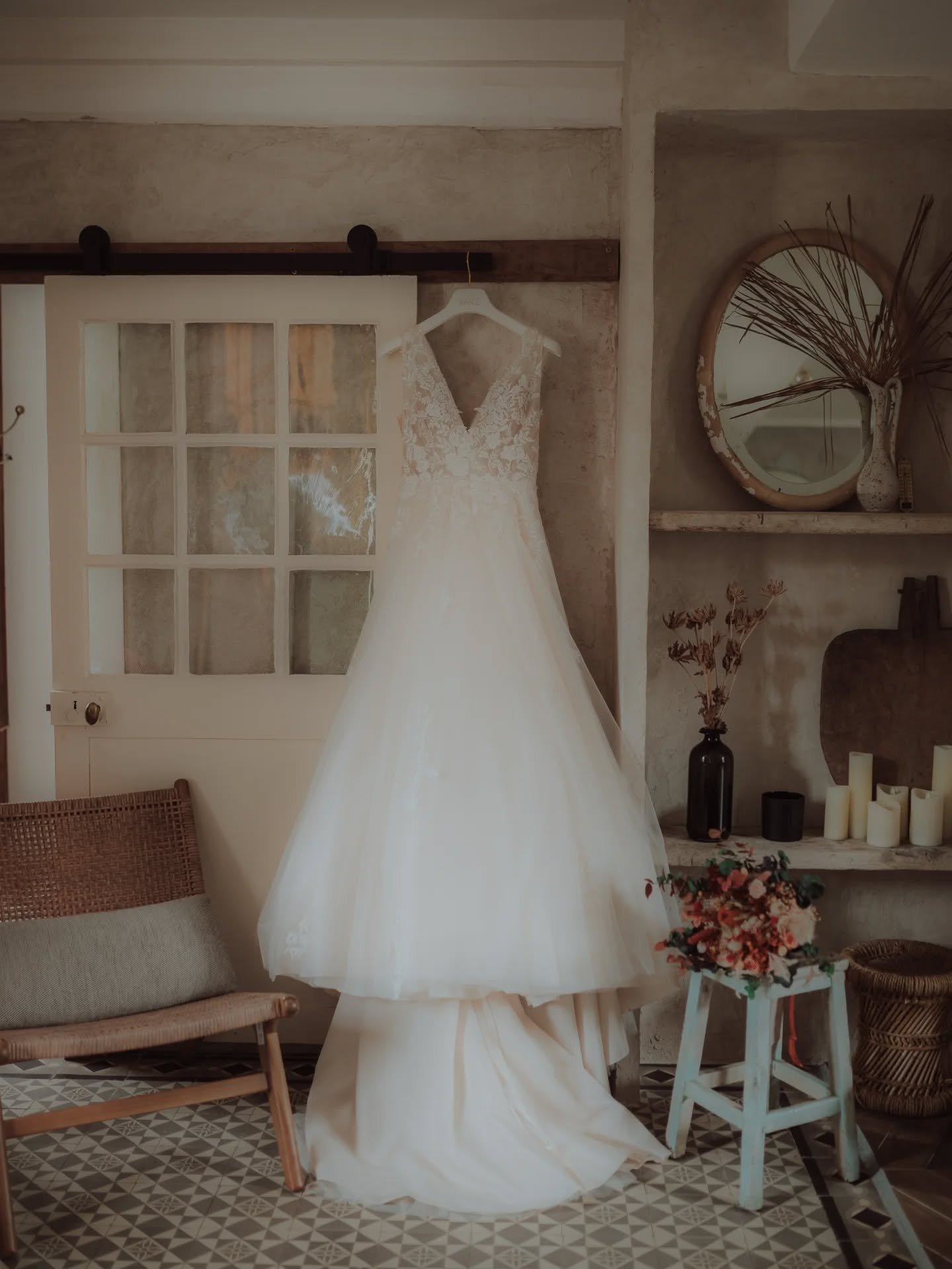 Un reportage mariage, ce n&rsquo;est pas seulement des photos...c&rsquo;est une pr&eacute;sence, une confiance, une histoire racont&eacute;e avec soin par mon regard cr&eacute;atif et passionn&eacute;. Pour pouvoir vous offrir toute mon attention et 