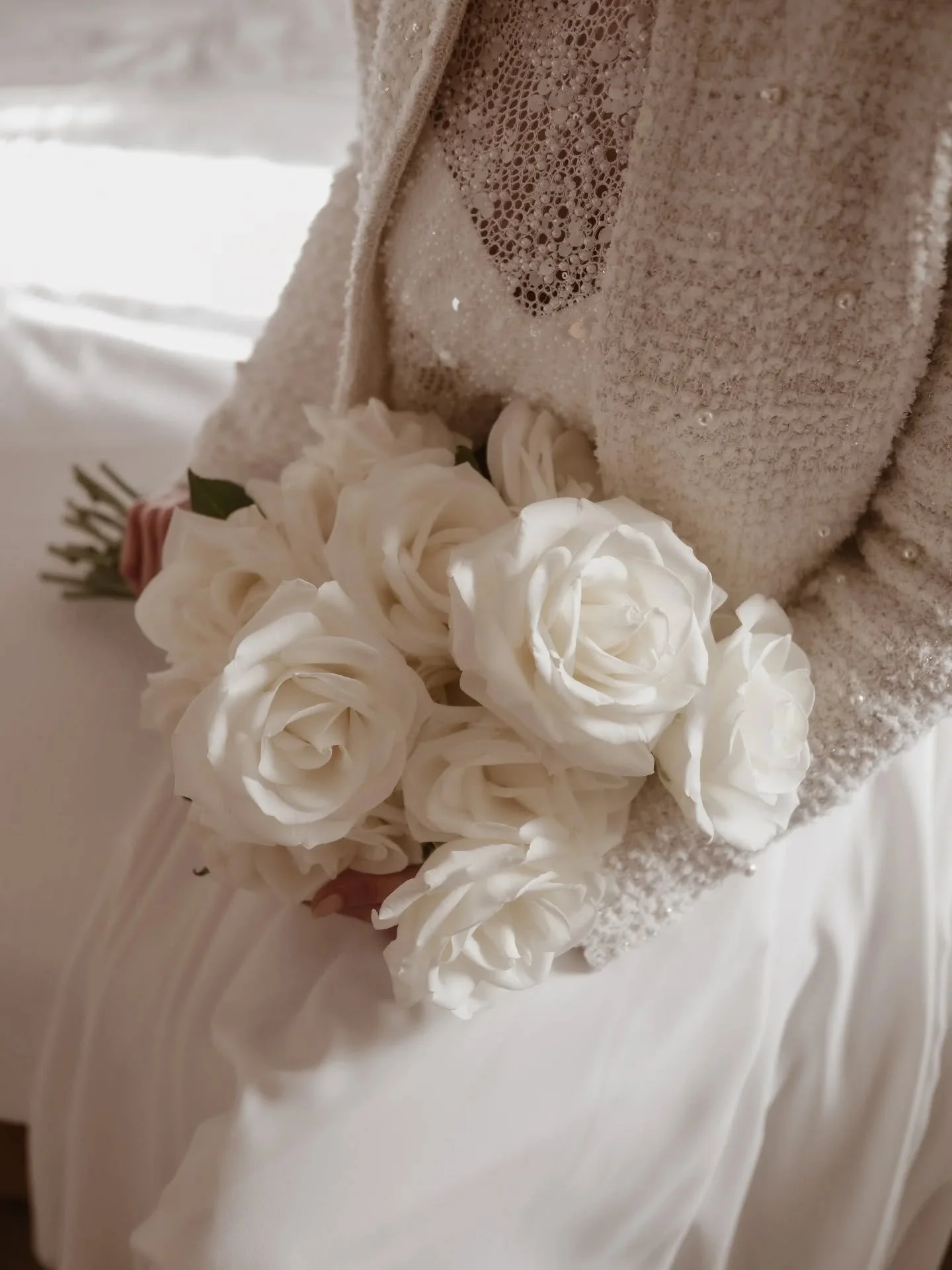 J&rsquo;ai eu la joie de photographier (&agrave; nouveau) le magnifique travail floral de @domitilleatelierfloral lors de mon tout premier mariage de cette saison 2026, le 3 Janvier dernier...🤍

Si heureuse de retrouver son univers d&eacute;licat, s
