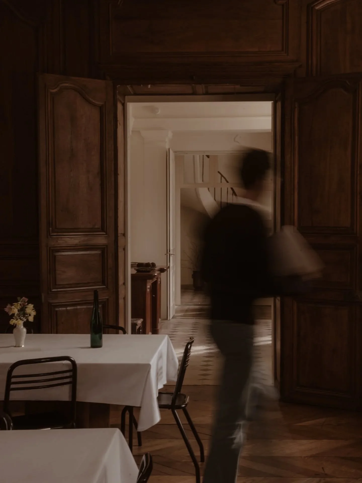 🤎 Retour sur un reportage corporate au c&oelig;ur d&rsquo;un ch&acirc;teau aux belles boiseries...@lechateaudethauvenay 

L&rsquo;ambiance est chaleureuse, enveloppante.
On s&rsquo;y sent bien naturellement. Entre &eacute;l&eacute;gance et simplicit