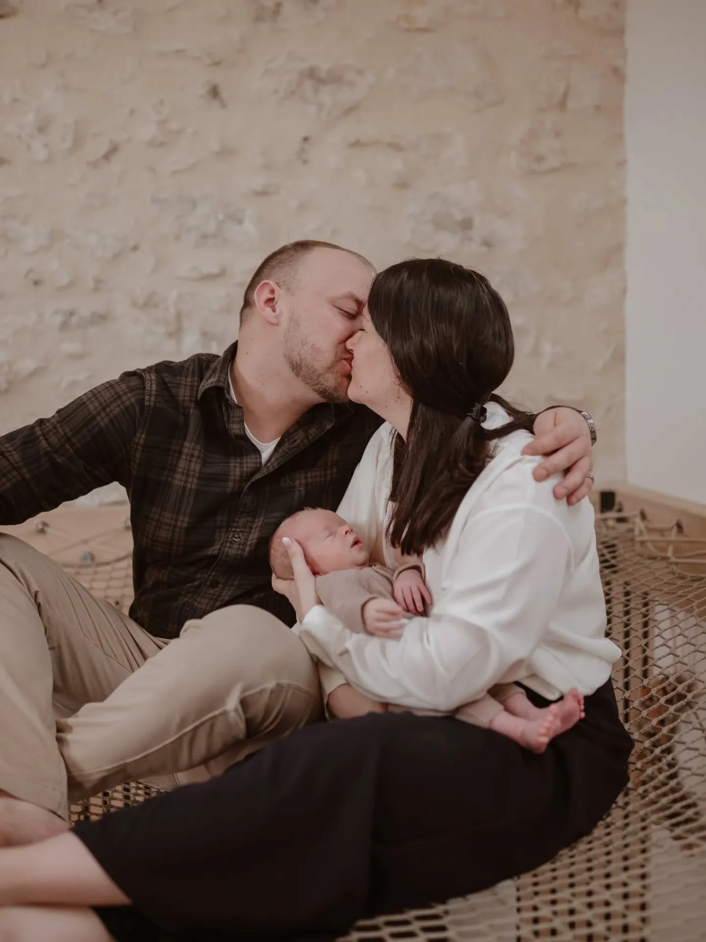 &hearts;️ Il y a ces premiers jours de vie, o&ugrave; tout commence autour de lui...la douceur d&rsquo;un souffle, la d&eacute;licatesse des gestes, et cet amour immense qui enveloppe votre b&eacute;b&eacute;. Une s&eacute;ance naissance devient une 