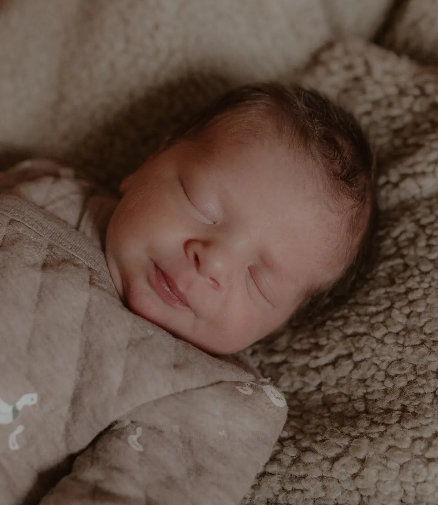 J&rsquo;ai rencontr&eacute; b&eacute;b&eacute; Louison 👶🏻 il y a quelques jours, pour immortaliser ses premiers instants de vie lors de sa toute premi&egrave;re s&eacute;ance photo &agrave; mes c&ocirc;t&eacute;s.
J&rsquo;avais d&eacute;j&agrave; p