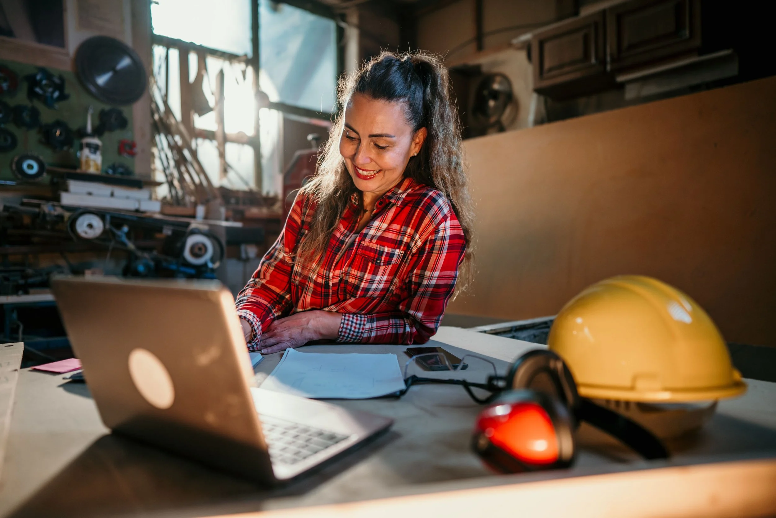 How Professional Marketers Develop Multi-Platform Strategies That Support Both Online and Offline Outreach