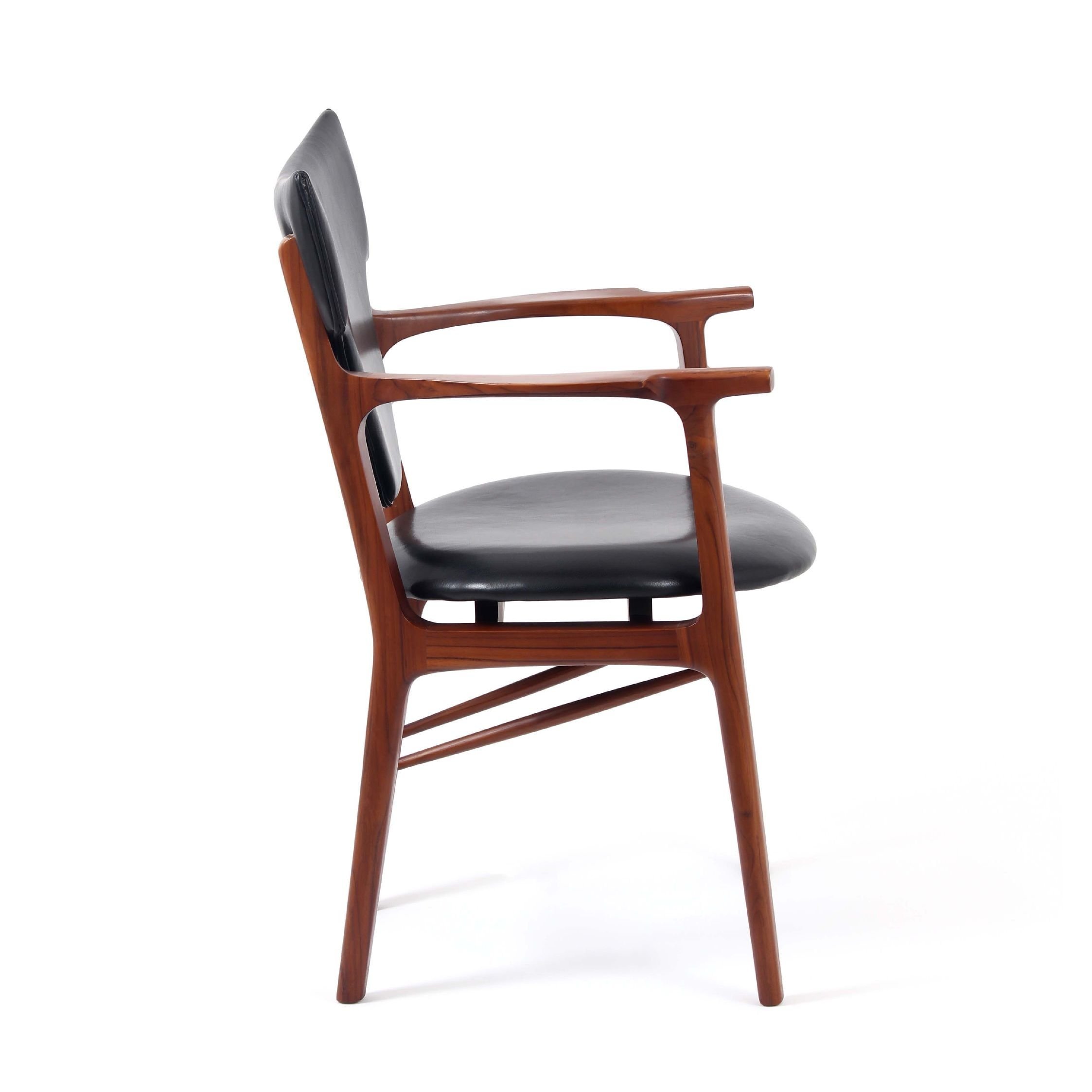 Taurus+Arm+Chair++%288%29+low.jpg
