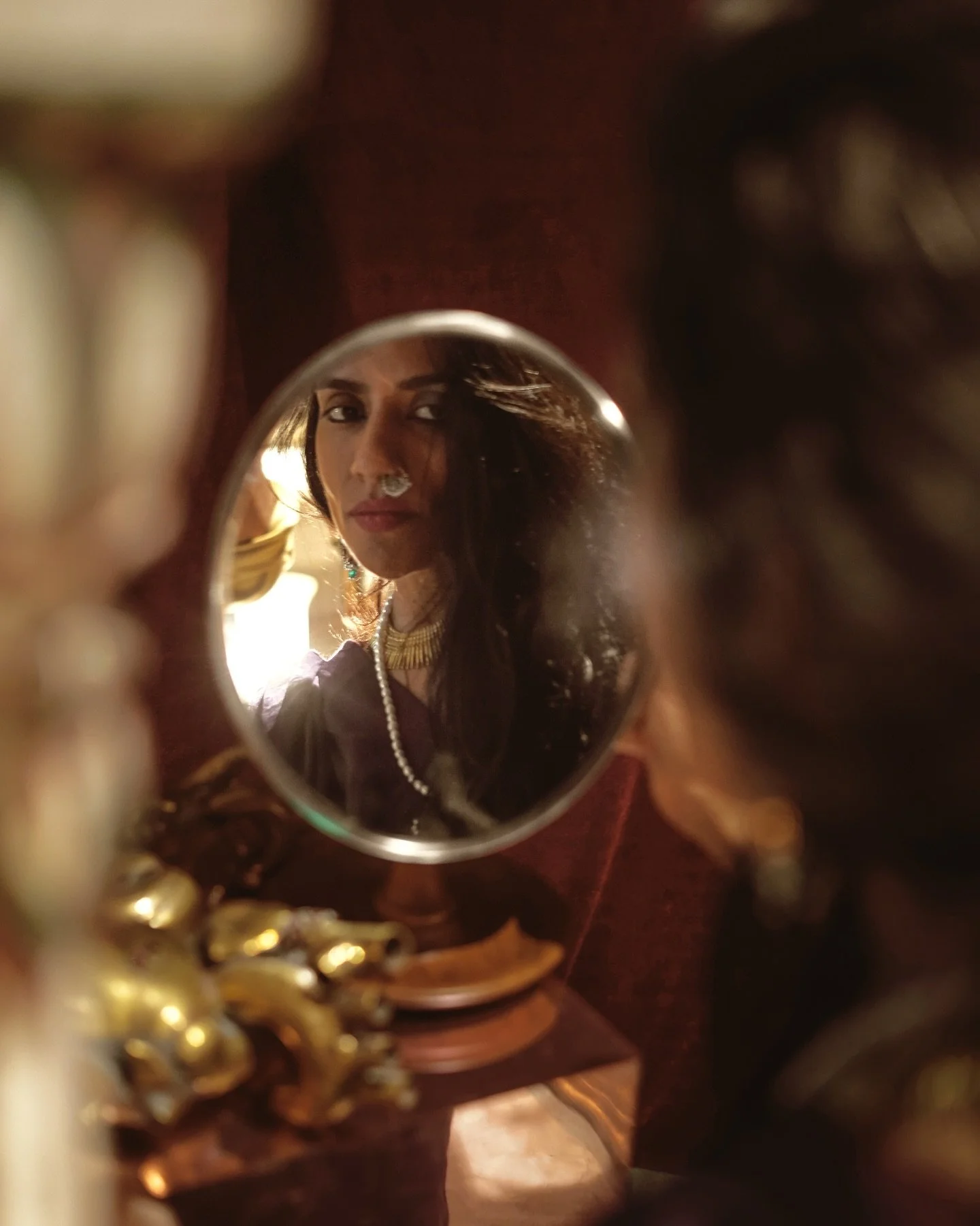 The Soundarya Swivel Mirror does more than reflect.
In the presence of @shiloshivsuleman , it becomes a space of becoming - where the feminine gaze is both seen and seeing.
Anantaya’s craft carries ritual and story, and through her, these objec
