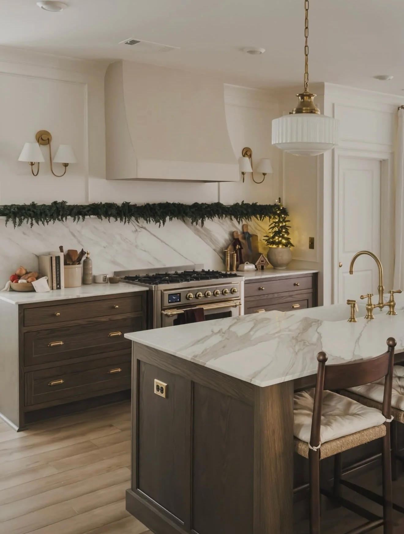 We love stone, but do you know what we love even more than stone?? Yup&hellip; festive stone! 🎅🏻🎄🤶🏻

📸 If you&rsquo;ve worked with us, tag us in pictures of your home &amp; stone&hellip; decorated for the holidays. We&rsquo;d love to see it! 

