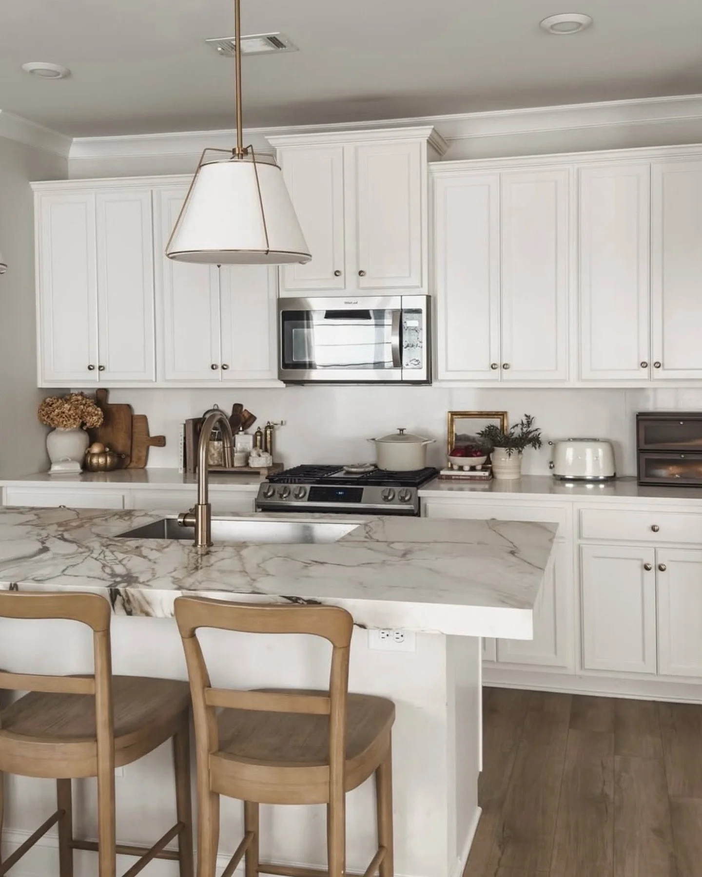 Throwing it back to @hope.decarlo kitchen makeover. 🙌🏻 Small changes can have a big impact - swipe to see the before! 

_____

📍SHOWROOM &amp; SLAB GALLERY:
845 McFarland Pkwy, Alpharetta, GA

FOR APPOINTMENTS:
&bull; Call: 470-354-3850
&bull; Ema