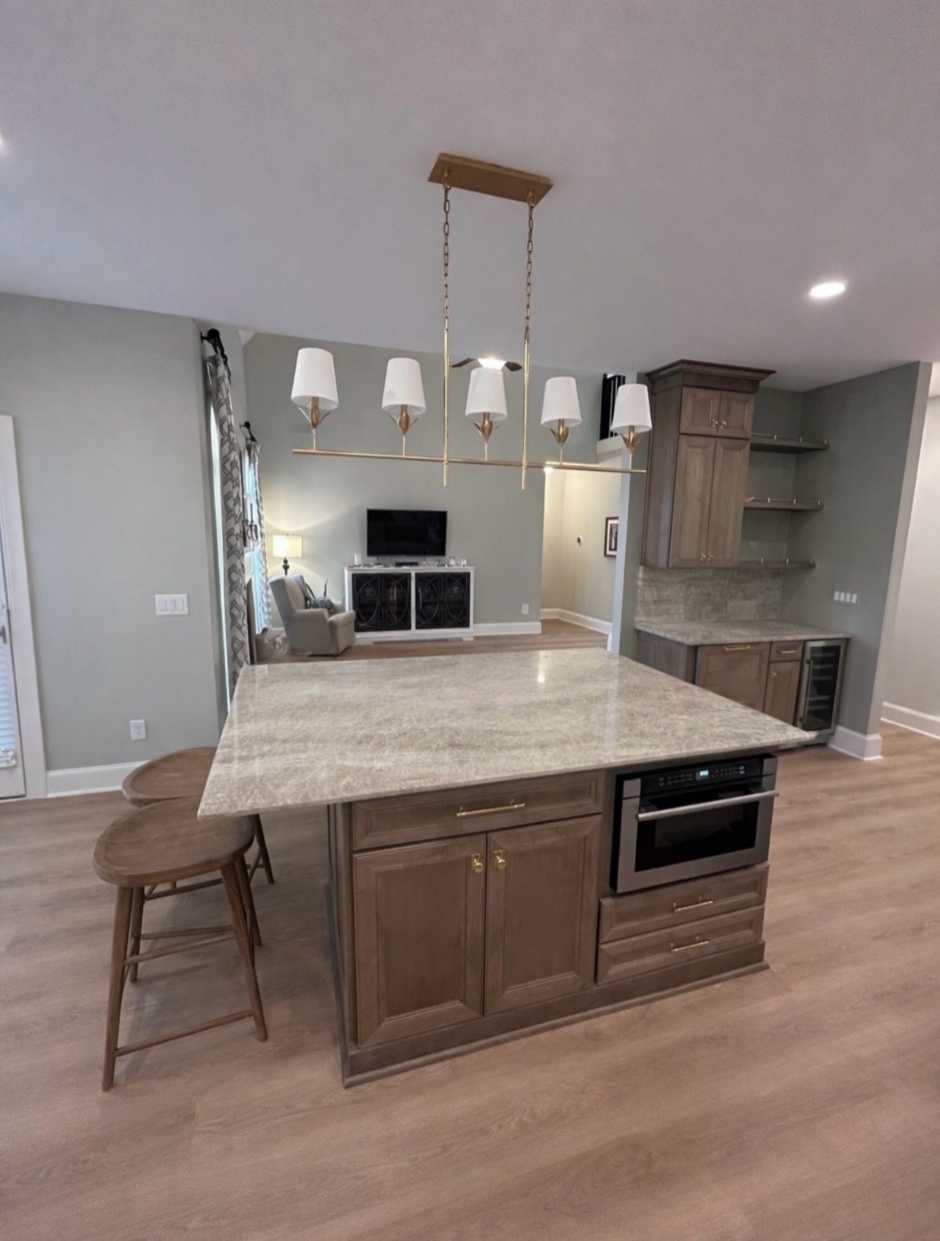 Another beautiful, Taj Mahal quartzite job completed with @progressive_home_renovations! This color has been a top seller for years &amp; we don&rsquo;t see that changing anytime soon&hellip; it&rsquo;s stunning and timeless. 🙌🏻✨

_____

📍SHOWROOM