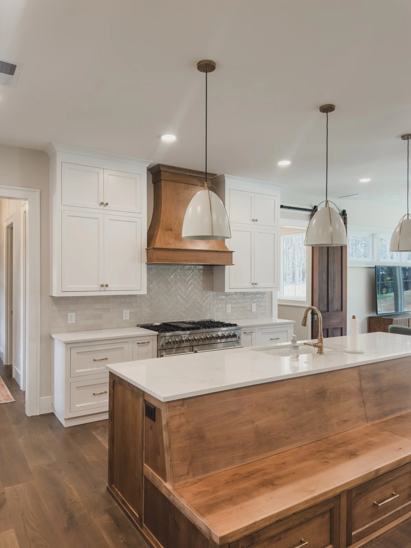 If you&rsquo;re looking for timeless, neutral quartz countertops - Catalina Quartz is a great option. We had so much fun installing it in this beautiful kitchen! 🙌🏻

Want to view full slabs of quartz &amp; natural stone?
Stop by our showroom &amp; 