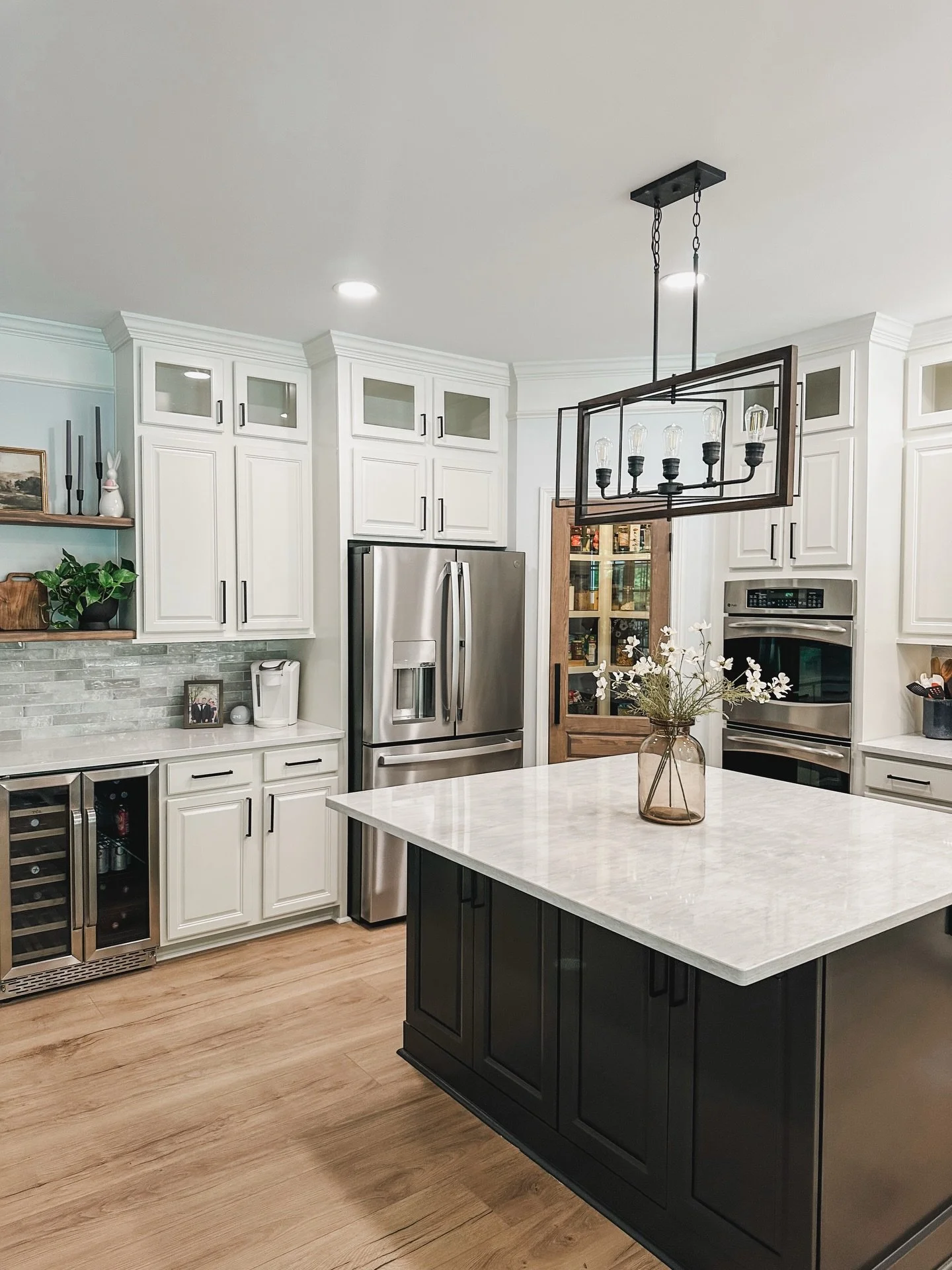 This beautiful, farmhouse inspired kitchen is ready for spring - bring on the lemon bars, carrot cakes, tarts, &amp; more! 🍋🍰🧁

_____

📍SHOWROOM &amp; SLAB GALLERY:
845 McFarland Pkwy, Alpharetta, GA

FOR APPOINTMENTS:
&bull; Call: 470-354-3850
&