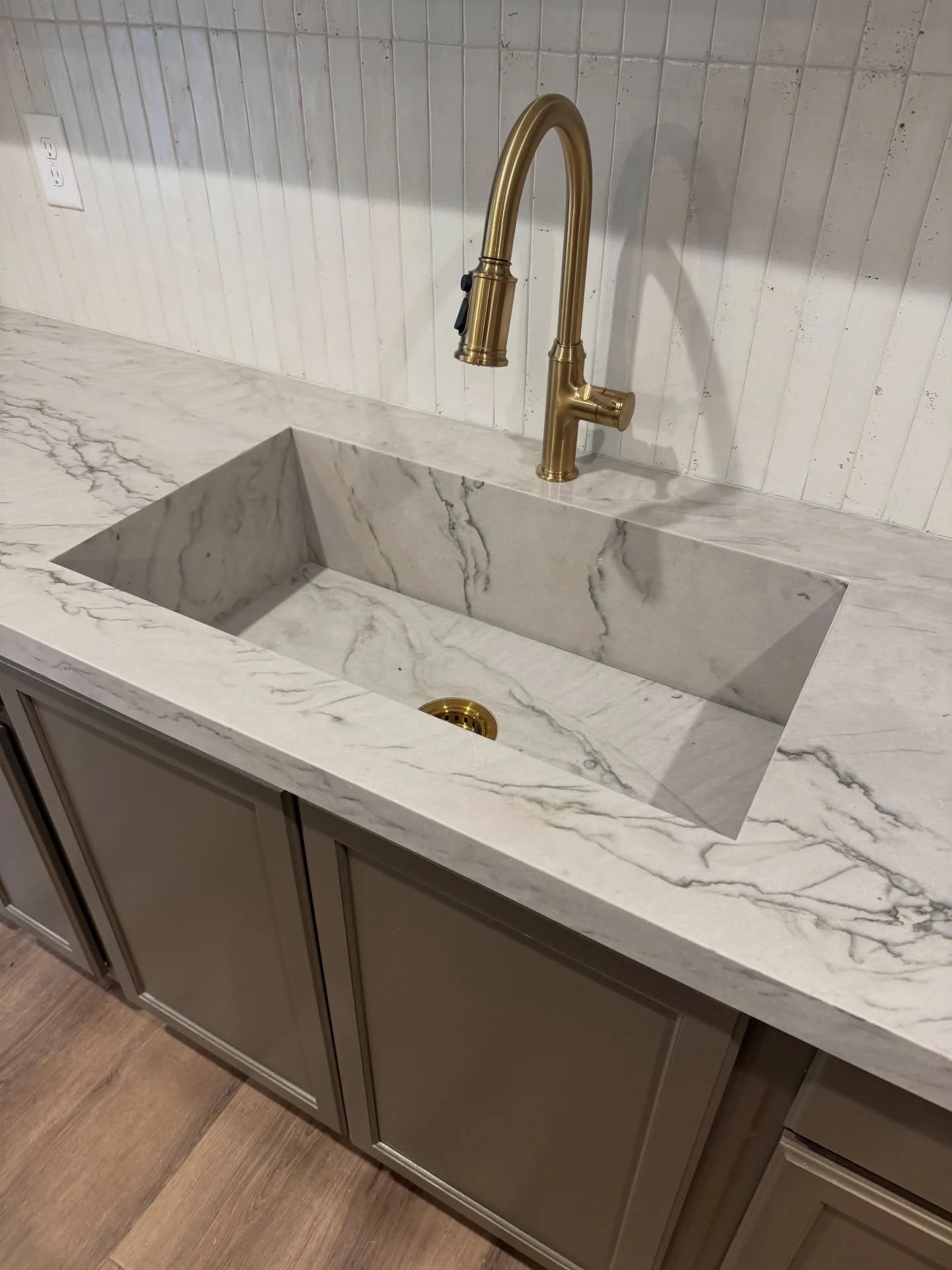 We&rsquo;re getting more &amp; more requests for&hellip;

INTEGRATED SINKS! 🤩

What&rsquo;s an integrated sink?
In short, it&rsquo;s a sink that&rsquo;s made from the same material as your countertop - all in one piece. They are built directly into 