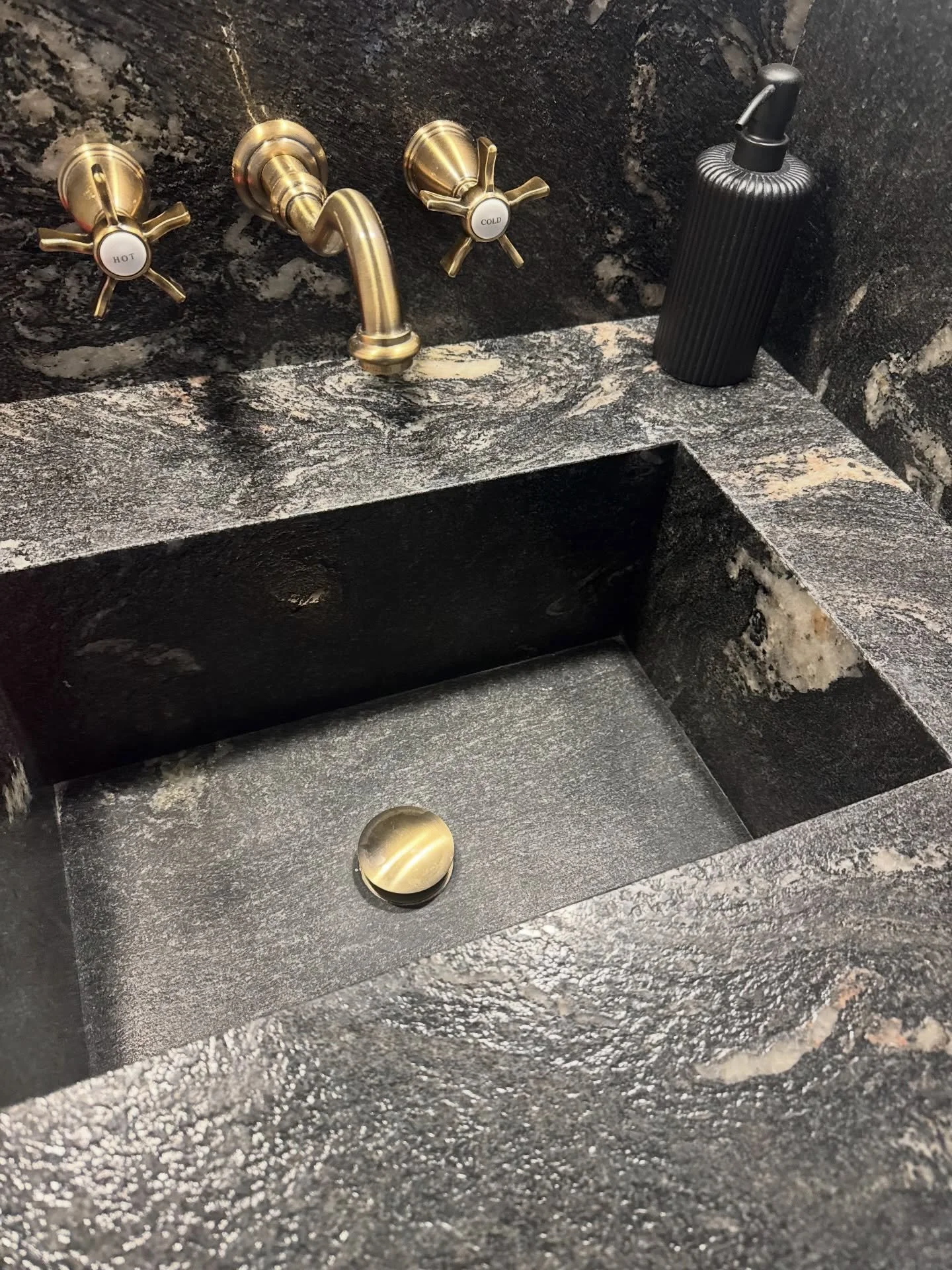 Starting the week off with another pretty, integrated sink install! Not only are integrated sinks becoming more &amp; more popular&hellip; but so are dark colored stones &amp; scalloped/curved cuts! Are you as obsessed as we are? 😍

_____

Providing