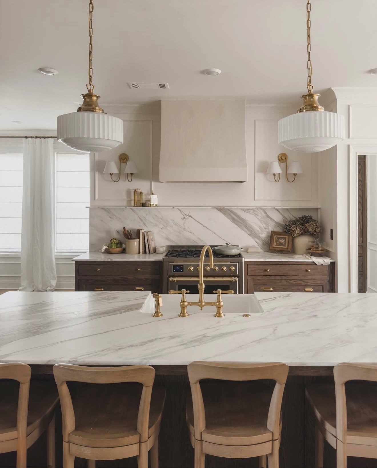 Sundays are for relaxing at home with family&hellip; surrounded by beautiful surfaces. ✨

Stone supplier: @ciotatlanta / @ciot1950 - Calacatta Borghini marble, extra honed, 3cm

__________

📍SHOWROOM &amp; SLAB GALLERY:
845 McFarland Pkwy, Alpharett
