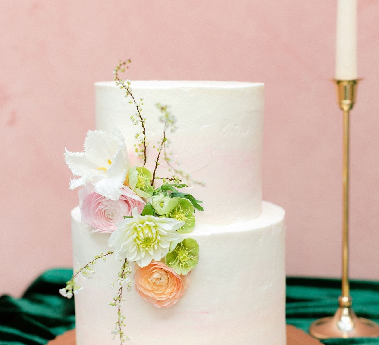 Happy Friday! Someone bring me some cake, or let me know where you have the cake so I can come get some. 😜⁠⁠
⁠⁠
Also don't the sweet little textures of the florals make this cake extra beautiful?!✨⁠ ⁠⁠
⁠⁠
⁠⁠
Venue: @florathevenue⁠⁠⁠
Coordinator: @ti