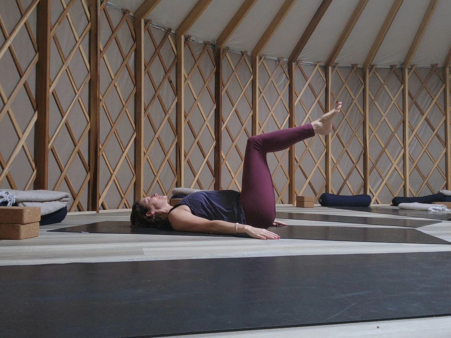 Reverse table top is a great starting place for so many slow, mindful, core strengthening exercises. Yoga and pilates can meet here. Connect with deep core muscles and the pelvic floor. Moving so slowly can also be calming. #yogalates #mindfulmovemen