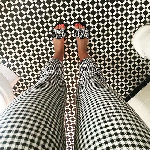 I just can&rsquo;t help it you guys🤷🏼&zwj;♀️ #DC houses have hands down some of the cutest #tile in the whole wide 🌎  I&rsquo;m starting to think it&rsquo;s not a coincidence that my outfits often match the patterns I come across while touring pro