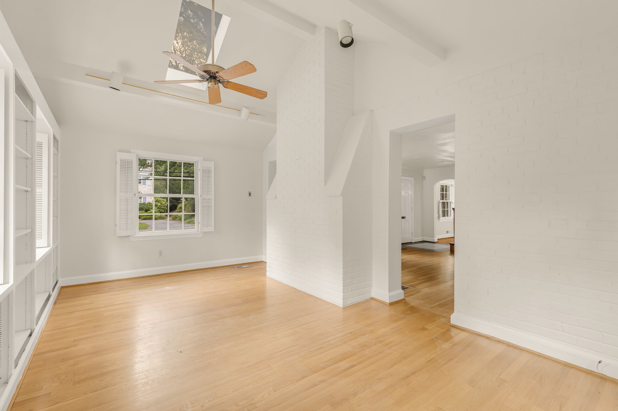 5806 Wilson Ln-0010.jpg