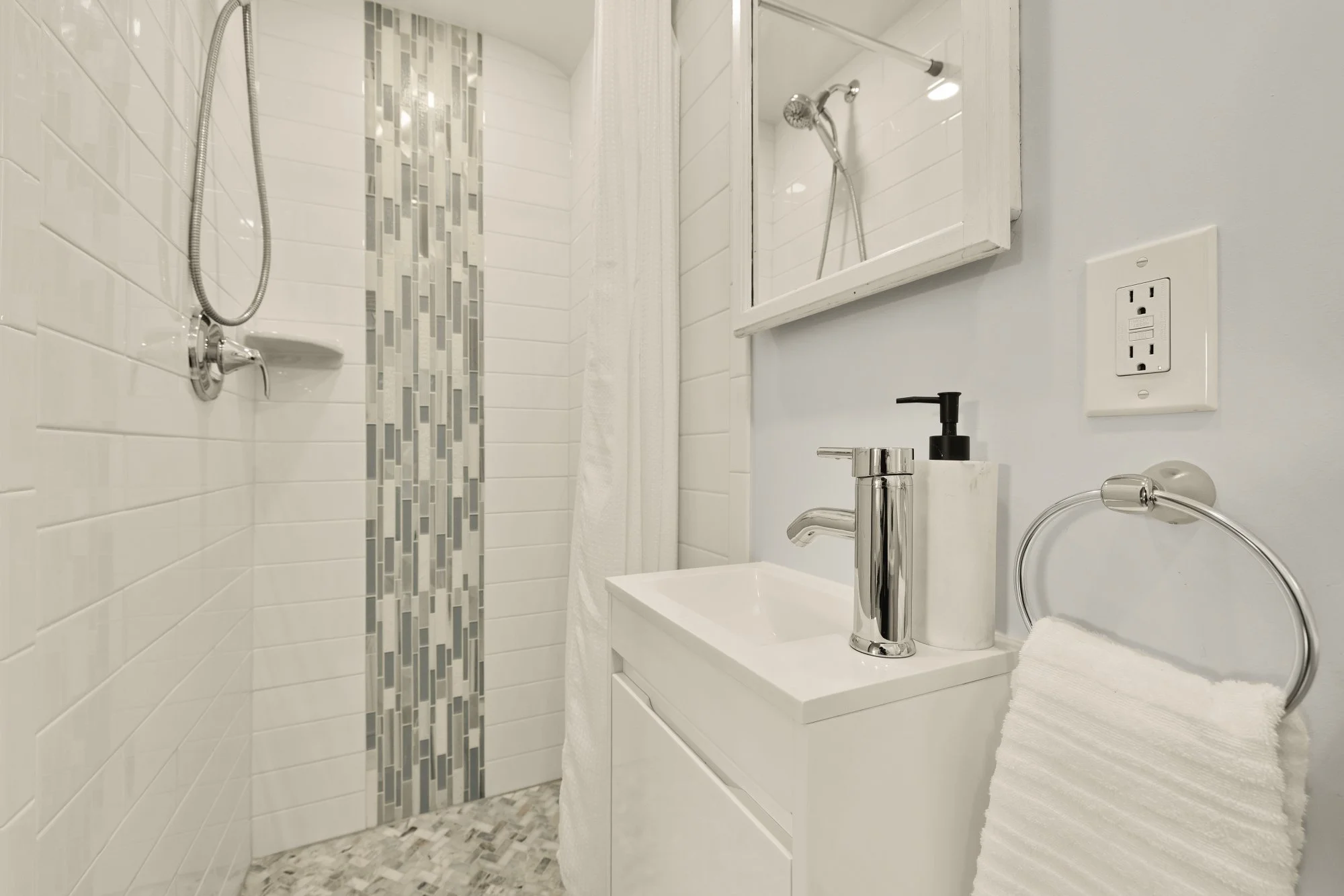 9409 Woodland Dr-0023.jpg