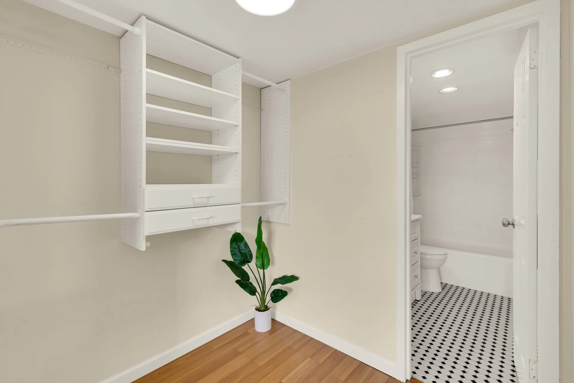 1325 18th St NW 1010-0024.jpg