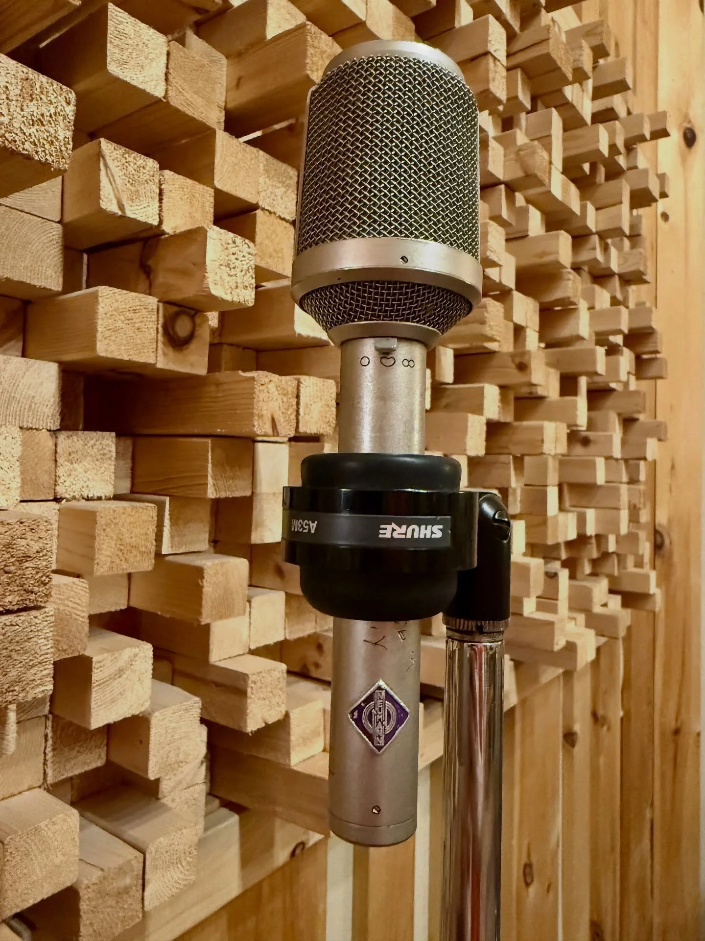 one of our all-time favorite small diaphragm condensers—the @neumann.berlin #KM86
.
It’s been a while since we’ve beaten the drum about this treasure—we’d love to see it reissued, but acknowledge that it may not be quite