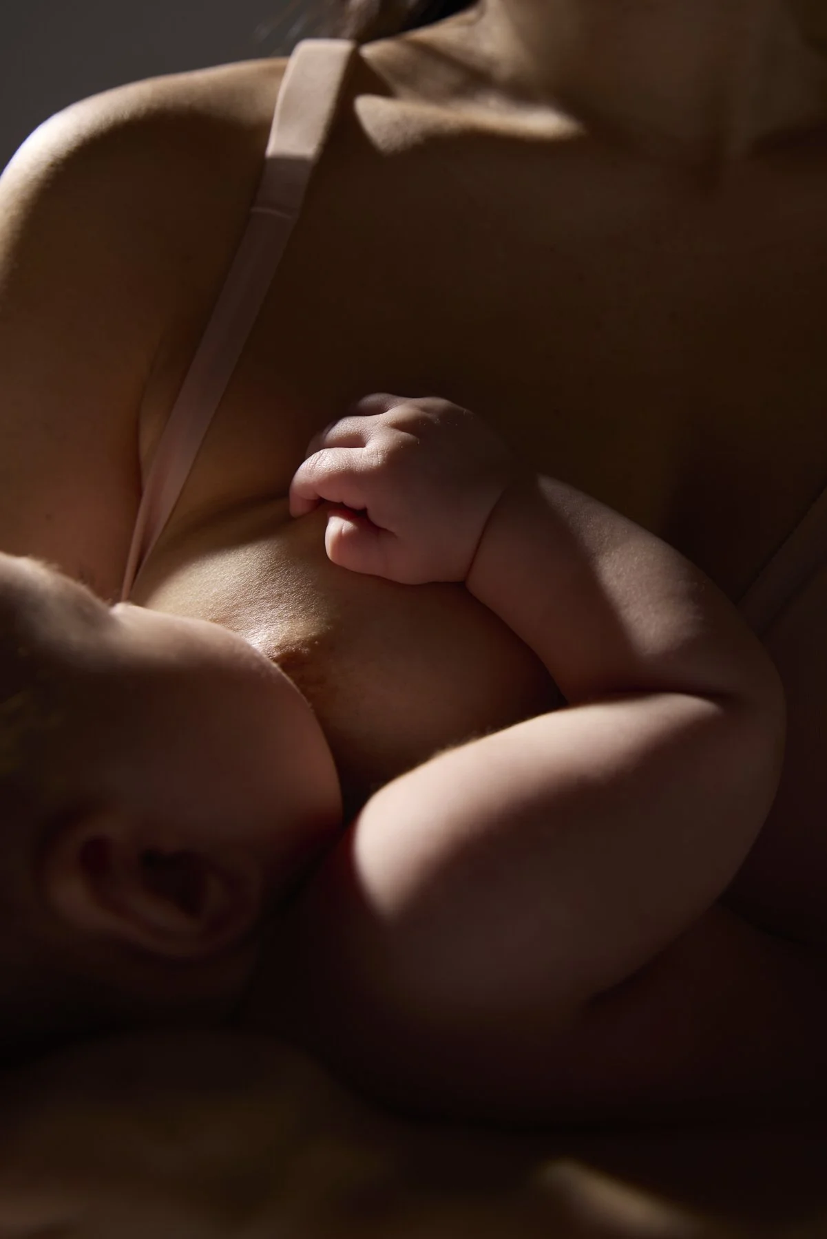 Babies_Mothers_Photographer_TillyNelson_Breastfeeding_121.jpg