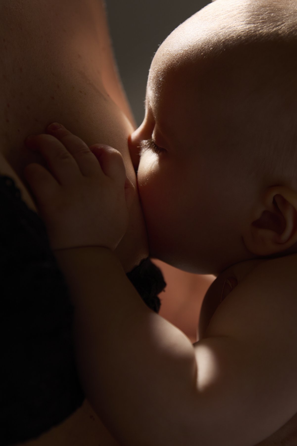 Babies_Mothers_Photographer_TillyNelson_Breastfeeding_789.jpg