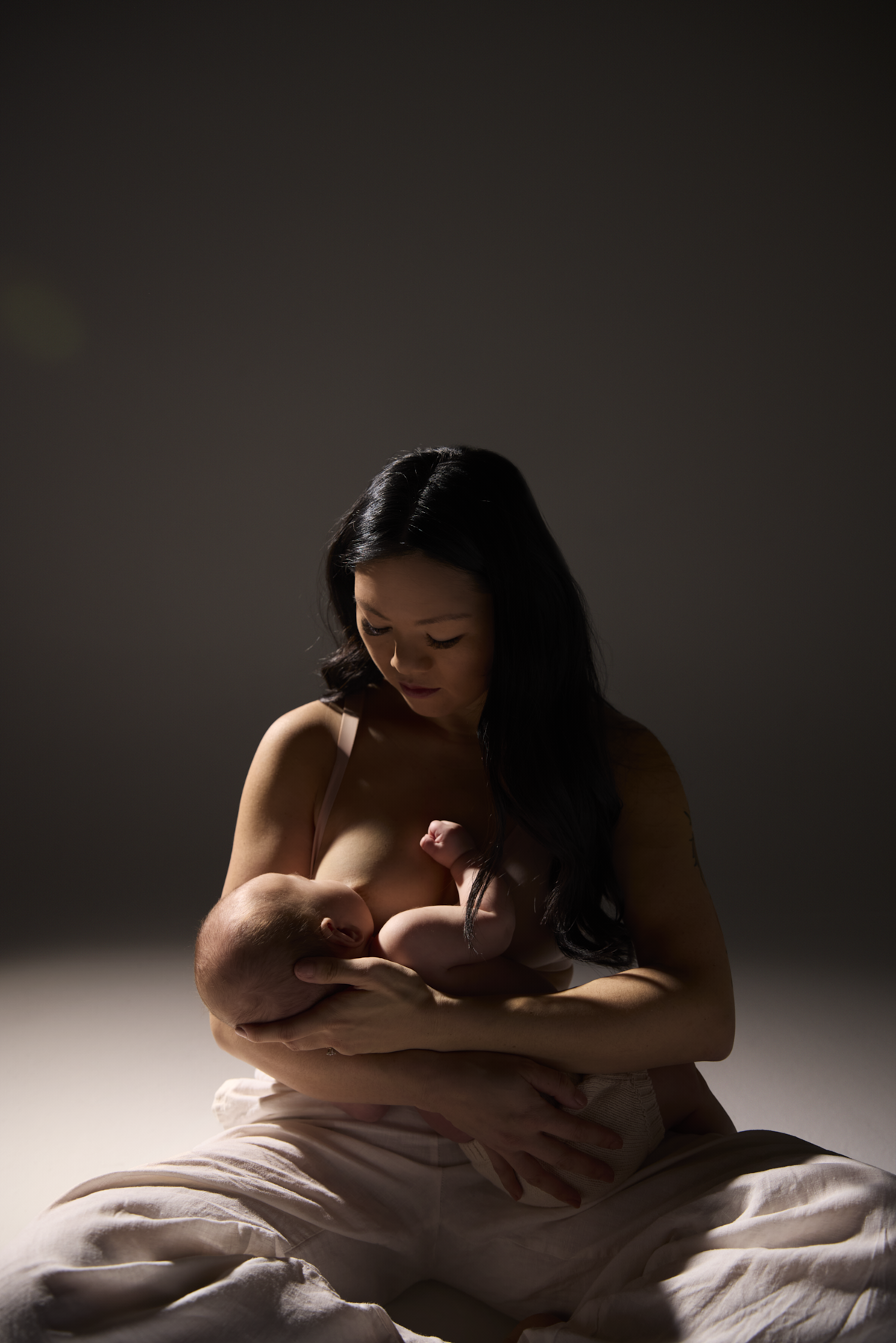 Babies_Mothers_Photographer_TillyNelson_Breastfeeding_1162_131.png