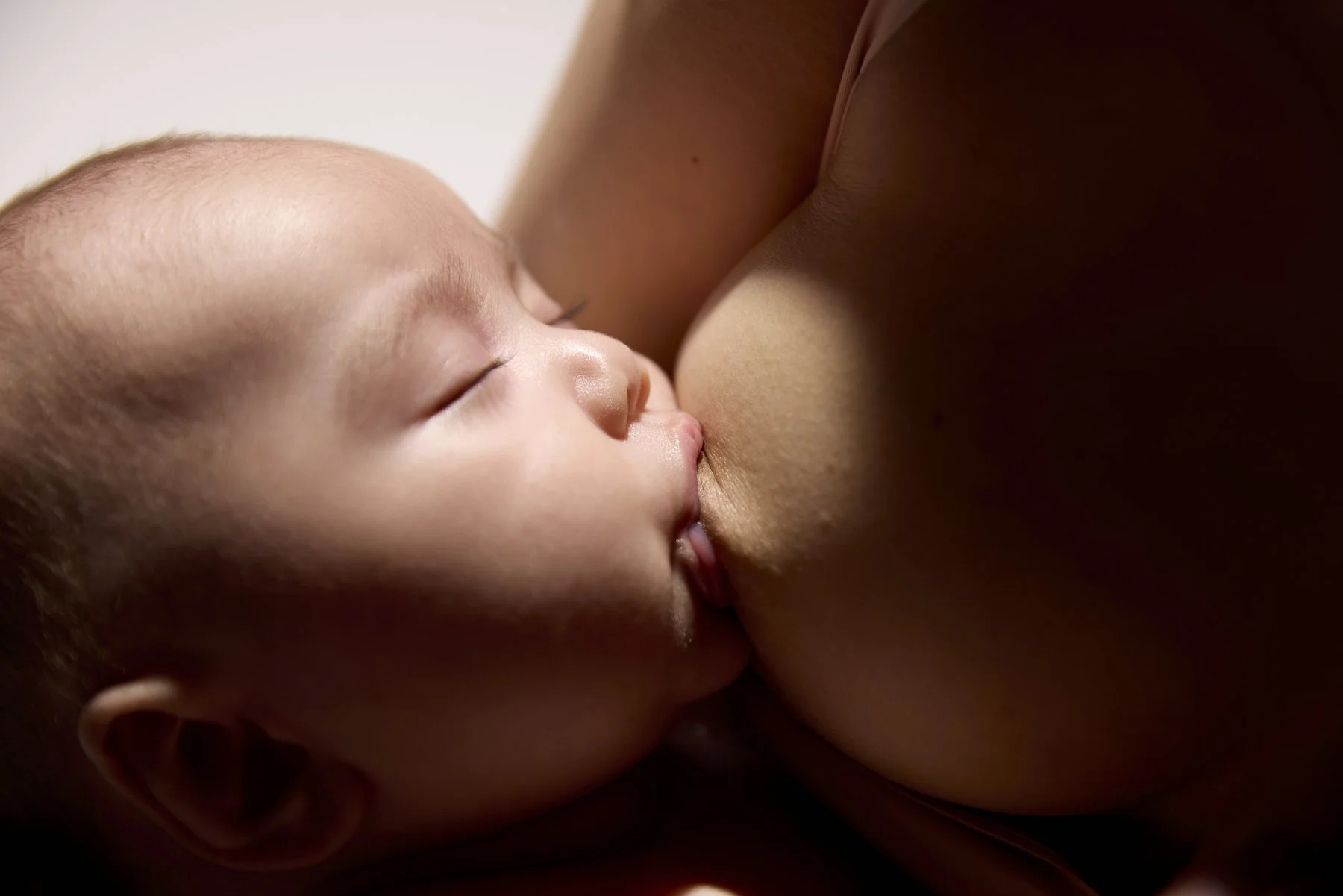 Babies_Mothers_Photographer_TillyNelson_Breastfeeding_148.jpg