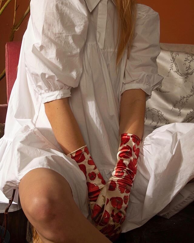 Poppy Gloves 🌹 styled by @martina_vargiu and shot by @_avotina 🌞