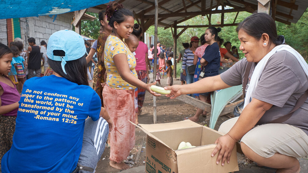  The mission team passing out vegetables and supplies. 