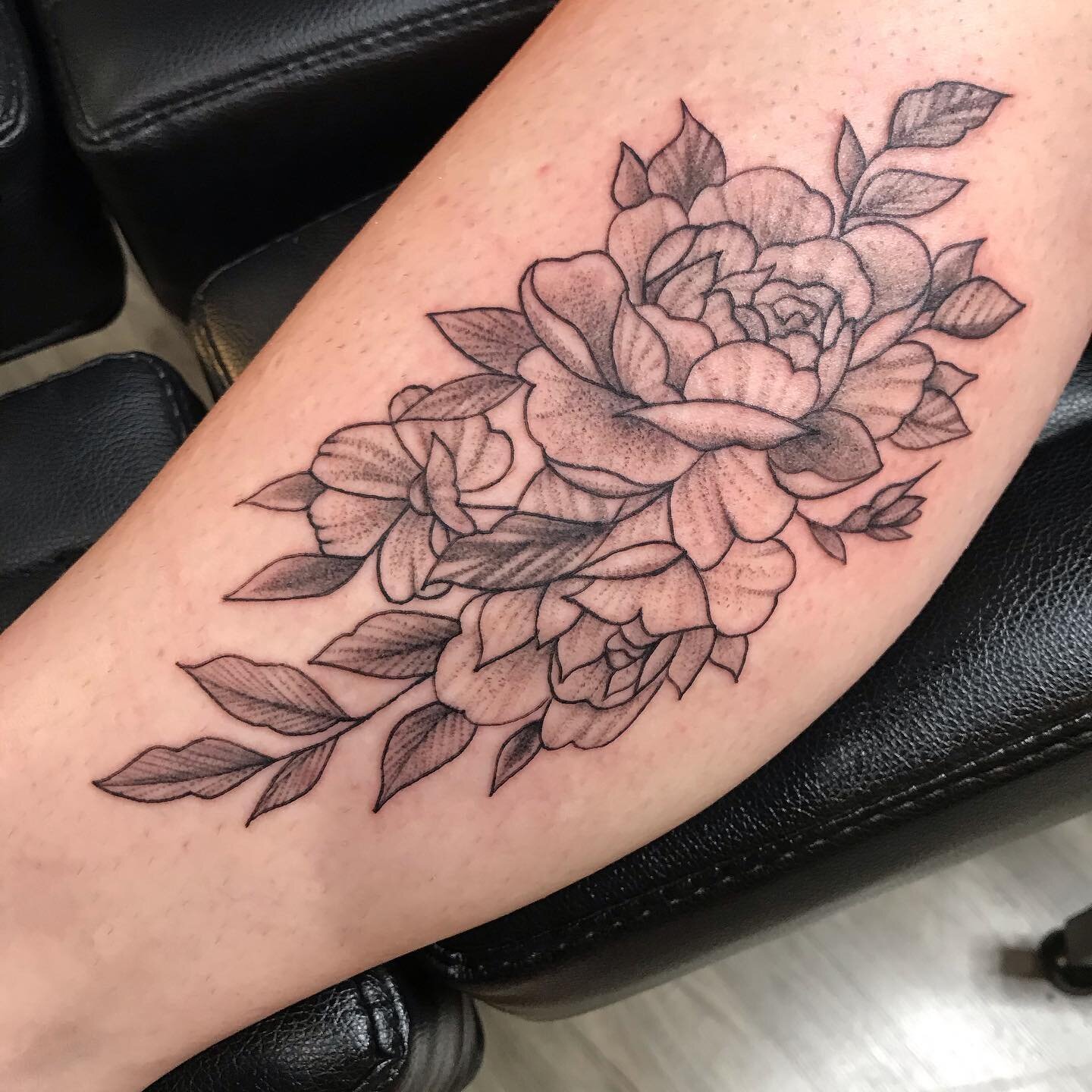 Dainty floral tattooed by @meganleigh1253