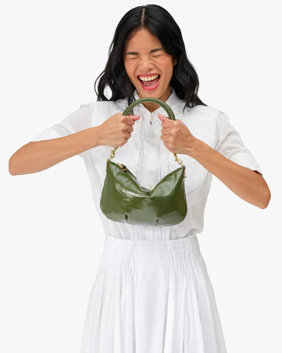 Petit-Moyen-Messenger-Crinkle-Patent---CVH1001048-ARMY---Sandra_1.webp
