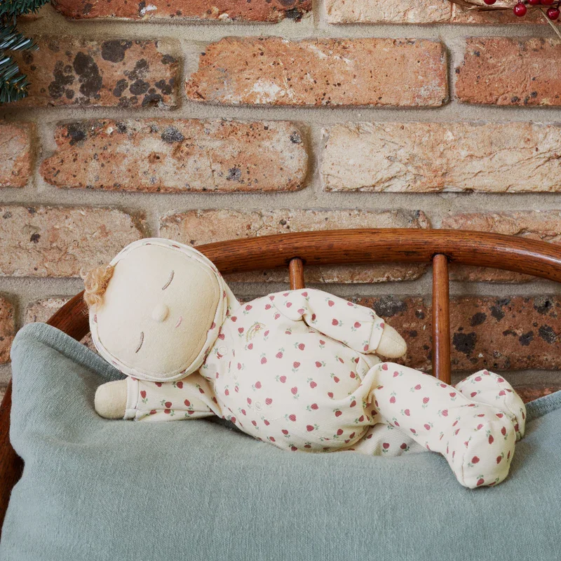 dozy-dinkum-doll-custard-lifestyle-3_800x.webp