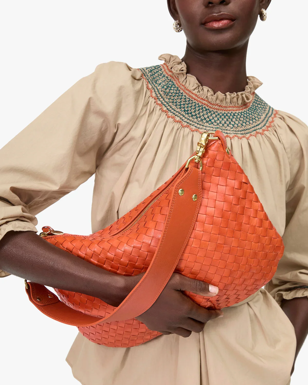 Moyen-Messenger-Medium-Woven-Diagonal---CVH1000642-SALTO---Mouna_1_4cadbbfb-8713-4e2f-bd82-c286dbb0f5b2.webp