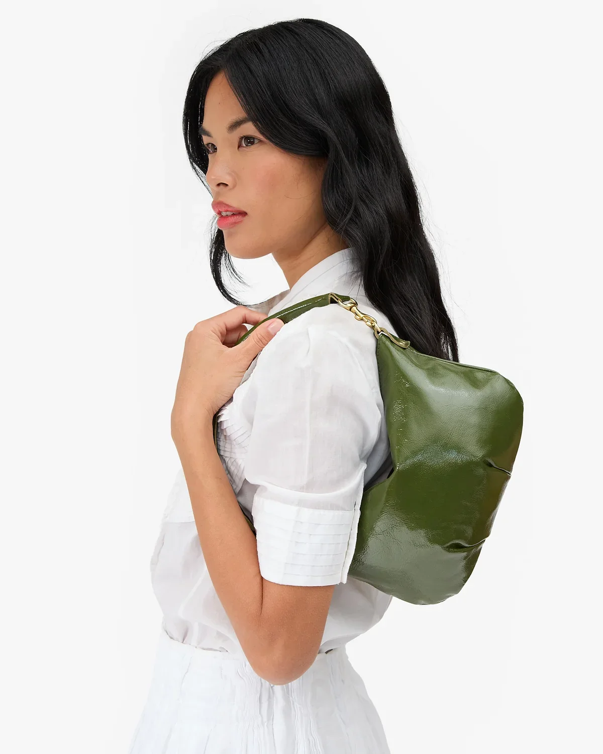 Petit-Moyen-Messenger-Crinkle-Patent---CVH1001048-ARMY---Sandra_2.webp