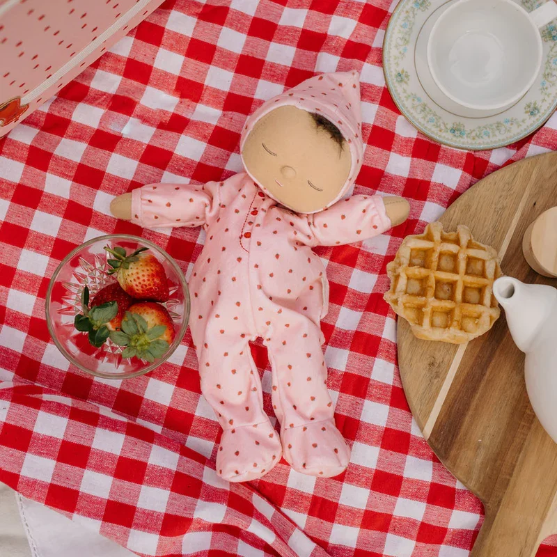 dozy_dinkum_pip_strawberry_lifestyle_6_800x.webp