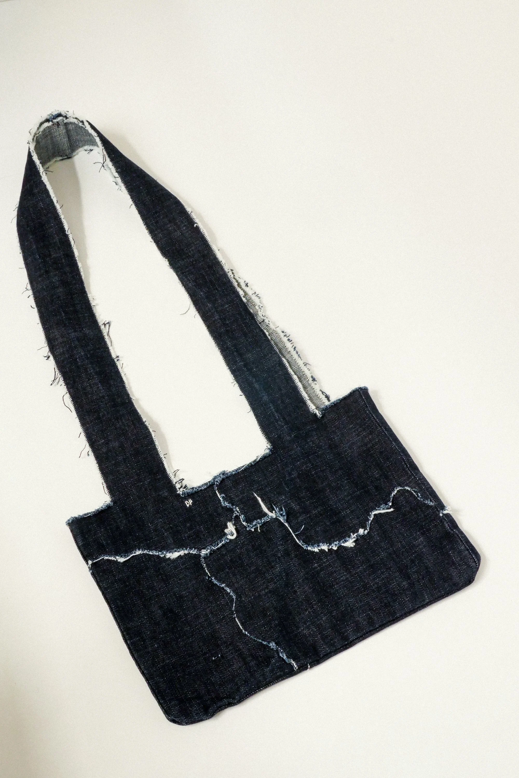 Grand sac plat craquelé.