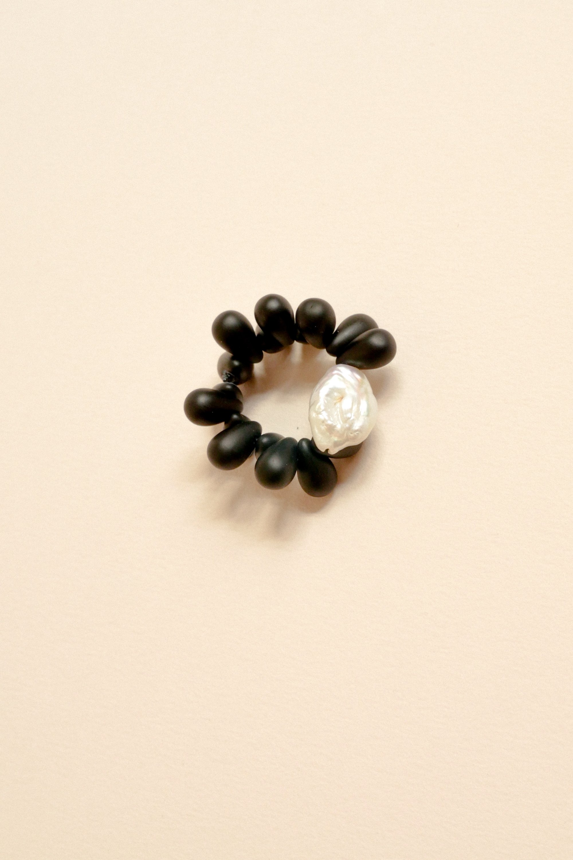 Bague oursin perle/noir 02.