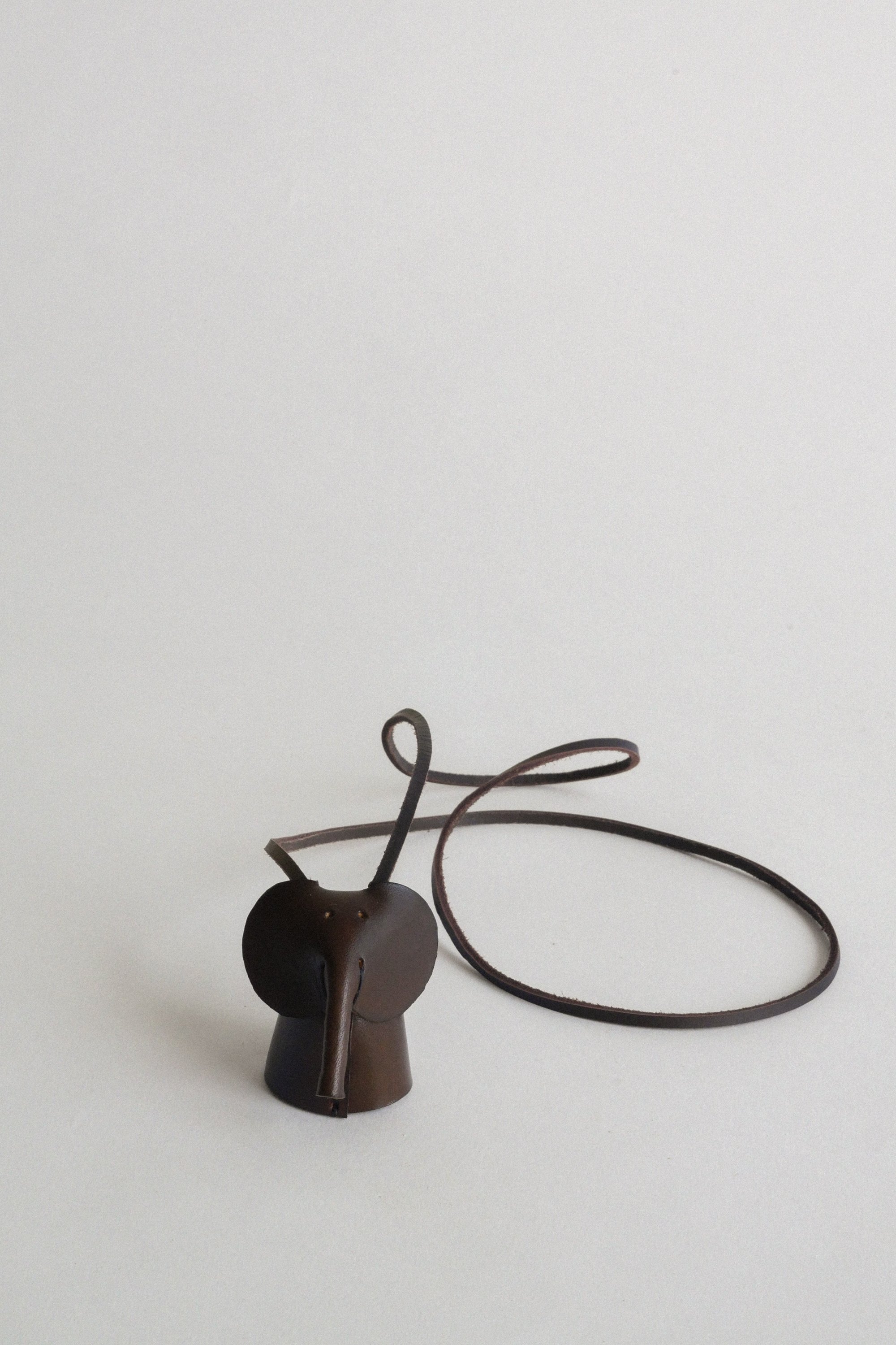 Collier éléphant cuir cacao.