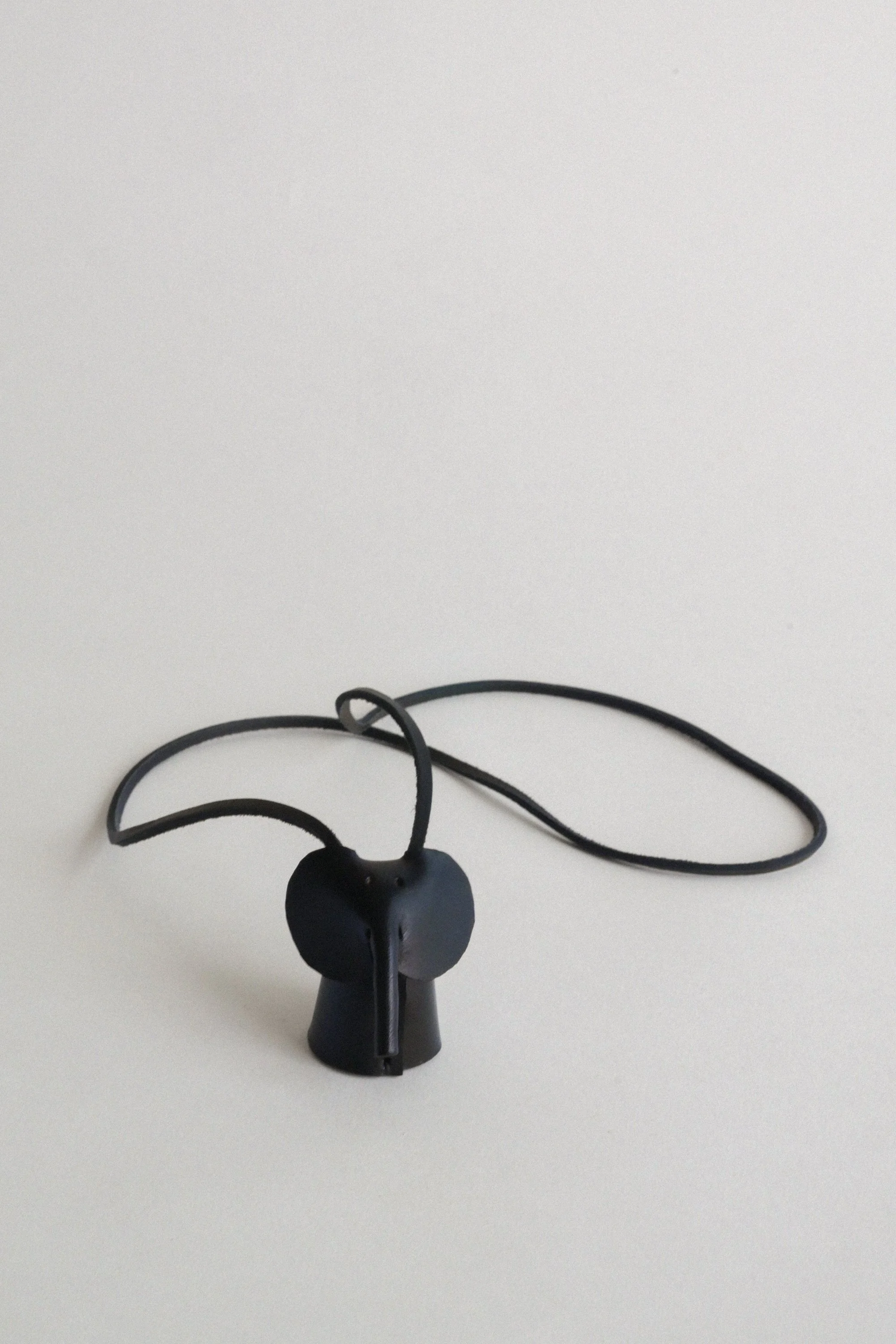 Collier éléphant cuir noir.