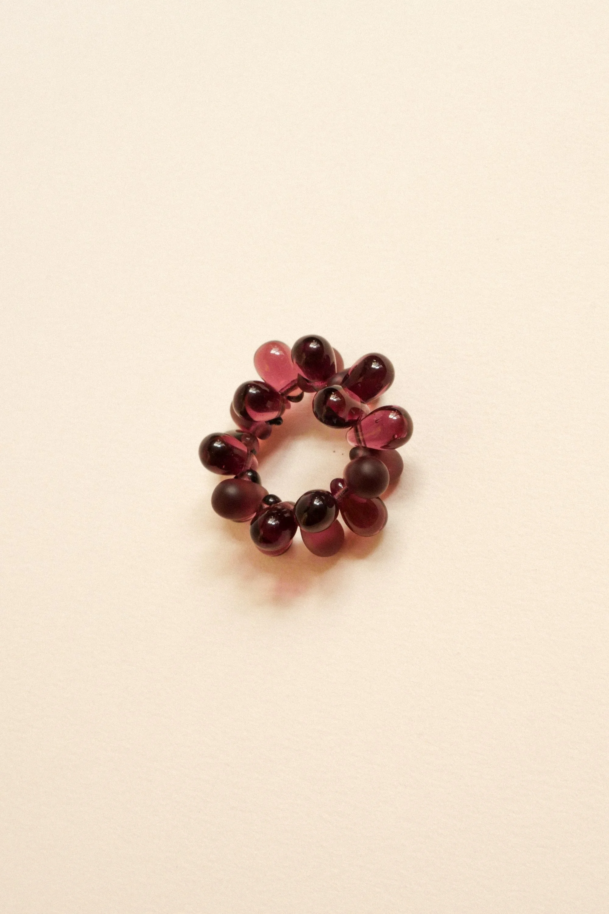 Bague oursin aubergine.