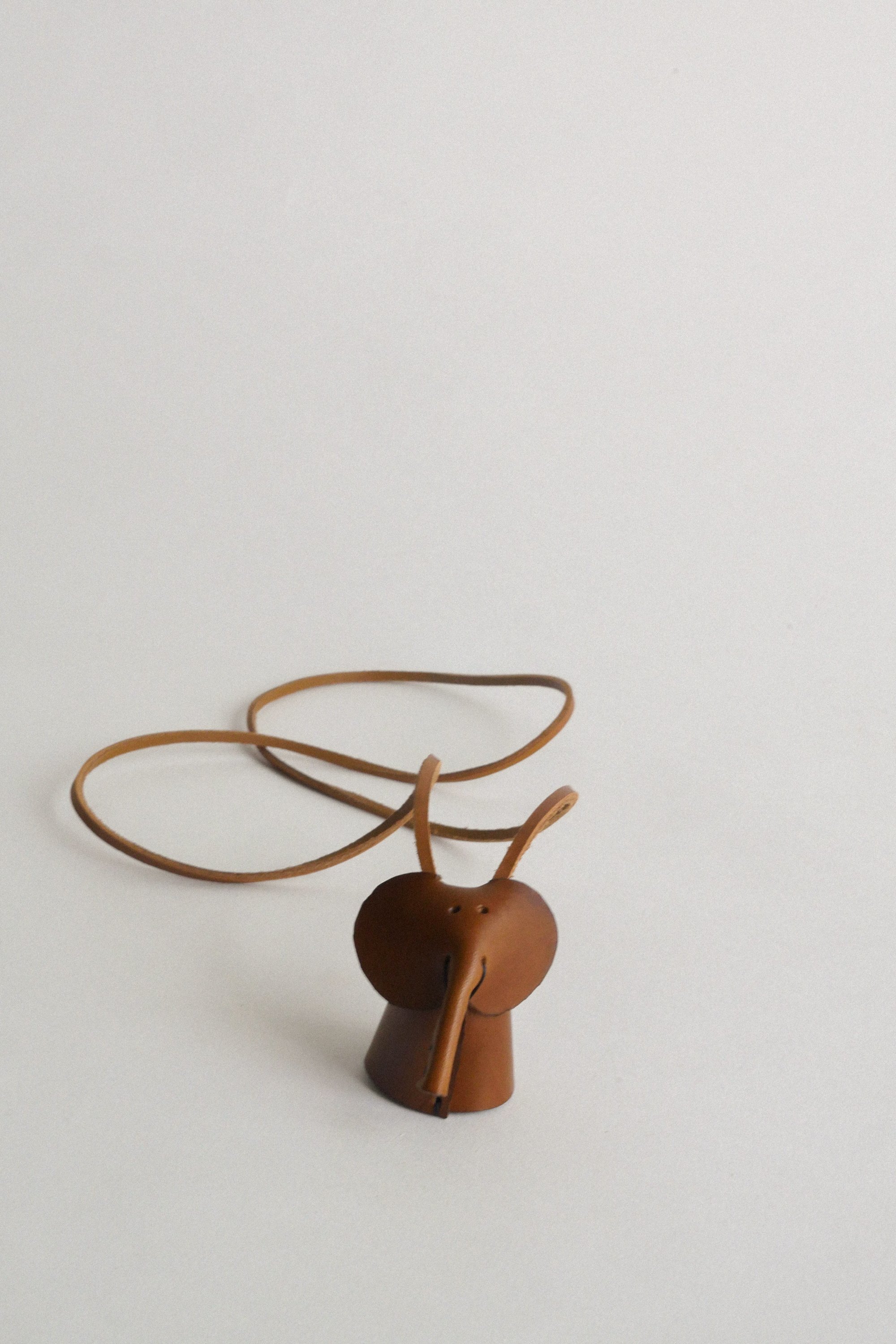 Collier éléphant cuir noisette.
