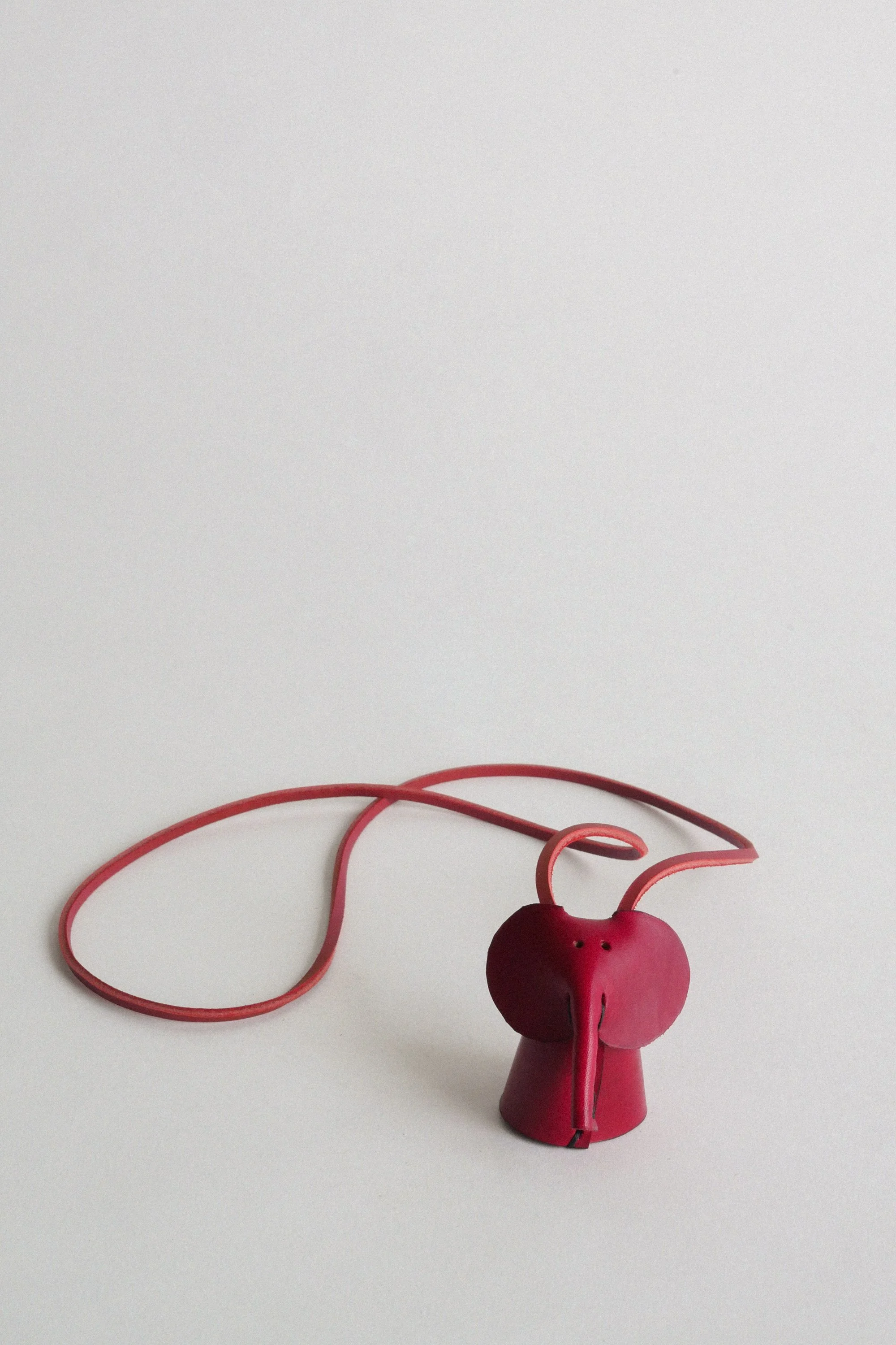 Collier éléphant cuir rouge.
