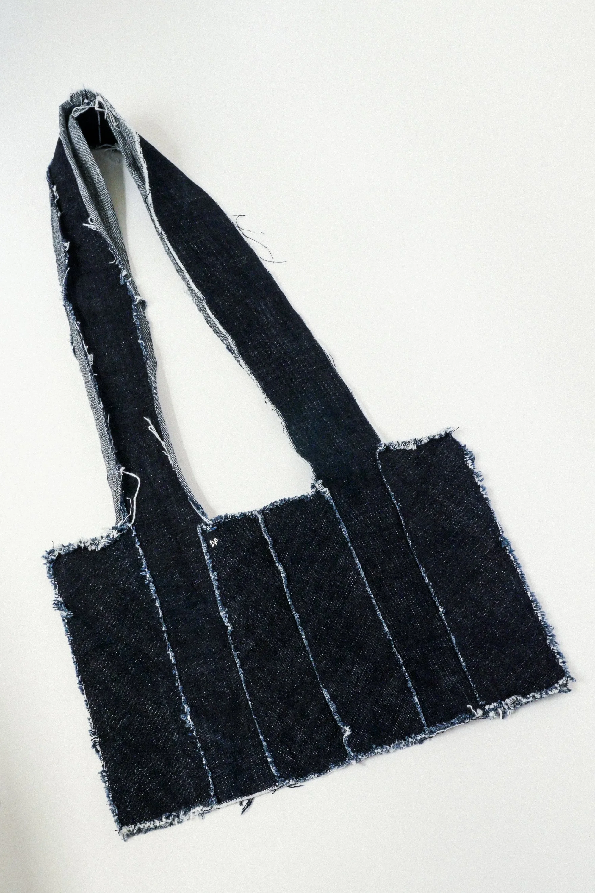 Grand sac plat à rayures.