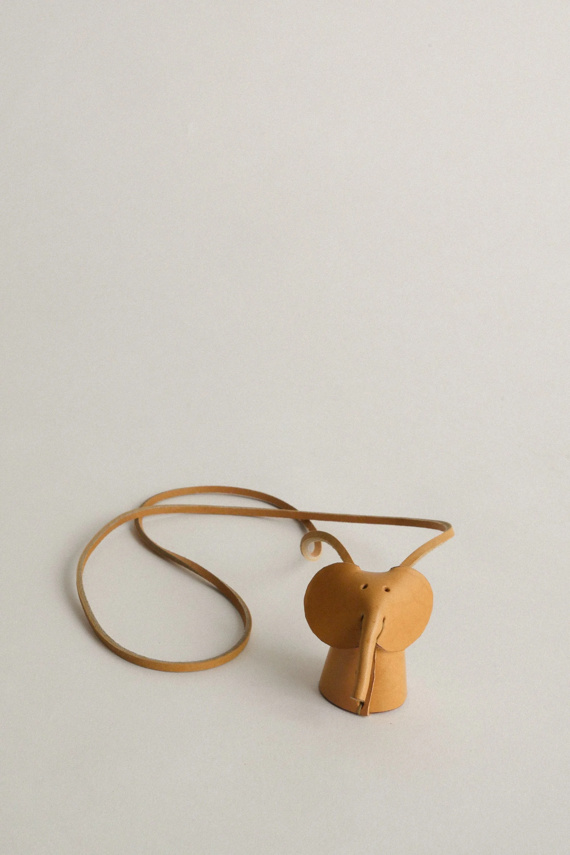 Collier éléphant cuir naturel.