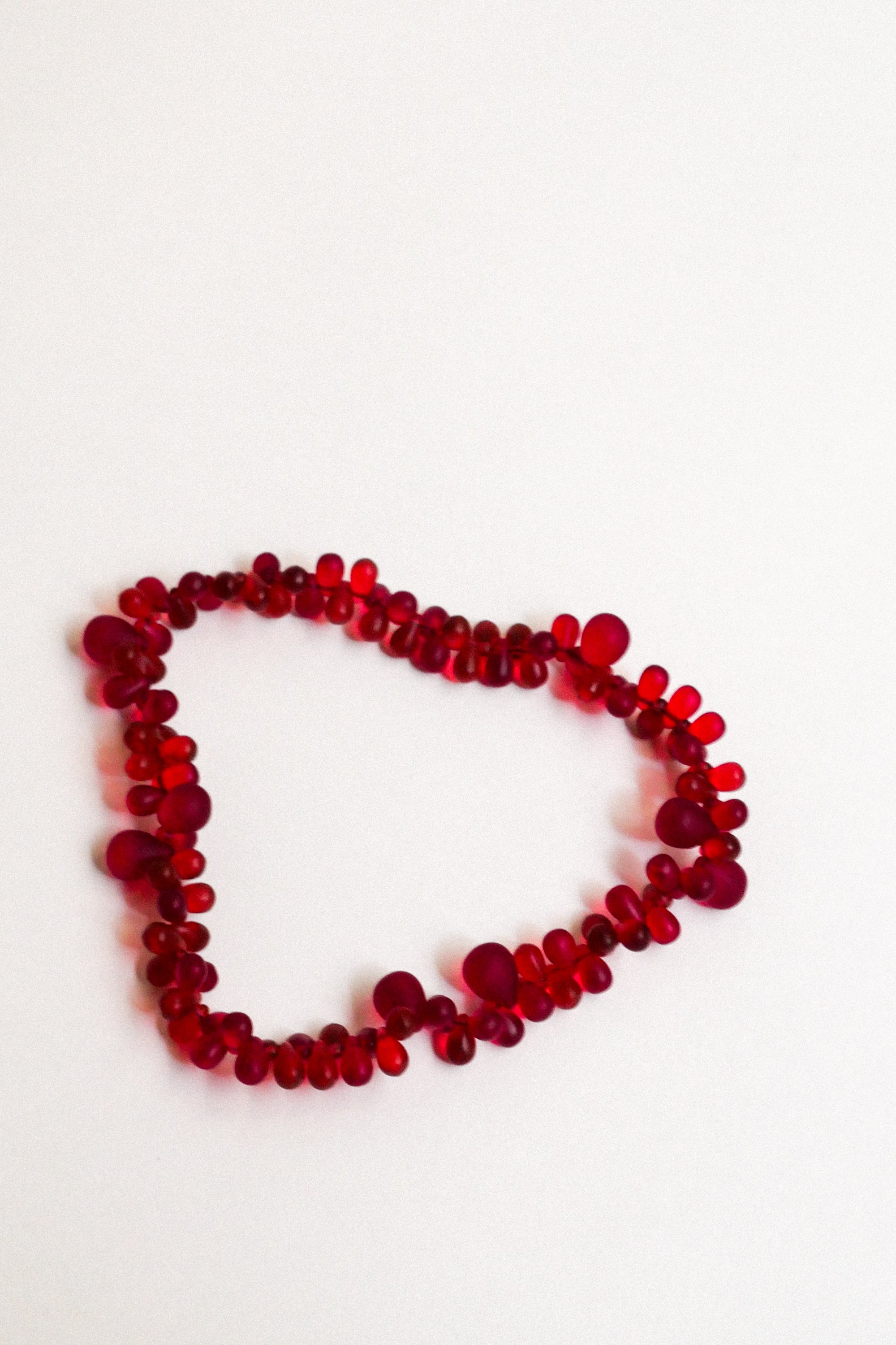 collier Pistil rouge.