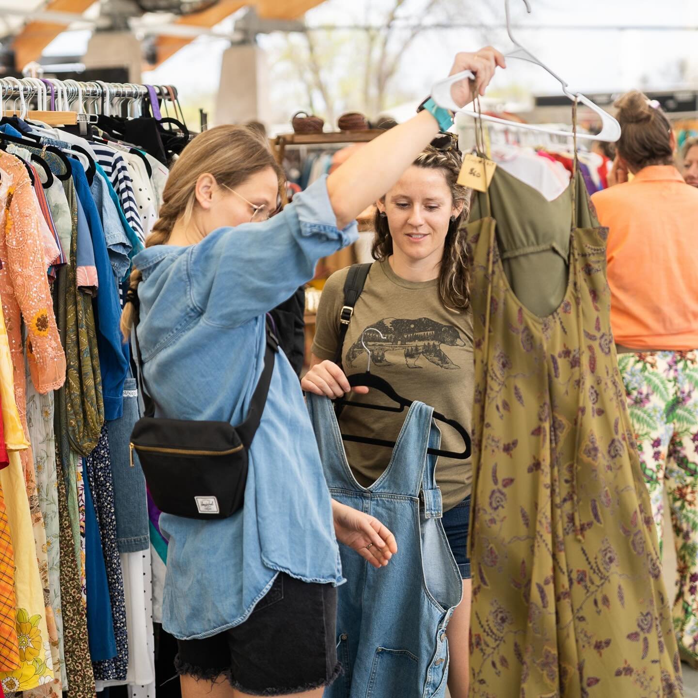 Spoiler alert ✨The early bird snags the BEST vintage treasures! 

Register now for a $10 early bird 🎟️ticket for the Mpls Vintage 🛍️Market @stlouispark ROC! We can&rsquo;t wait to see all of you THIS Saturday, May 11th from 11 AM - 4 PM. Plus you&r