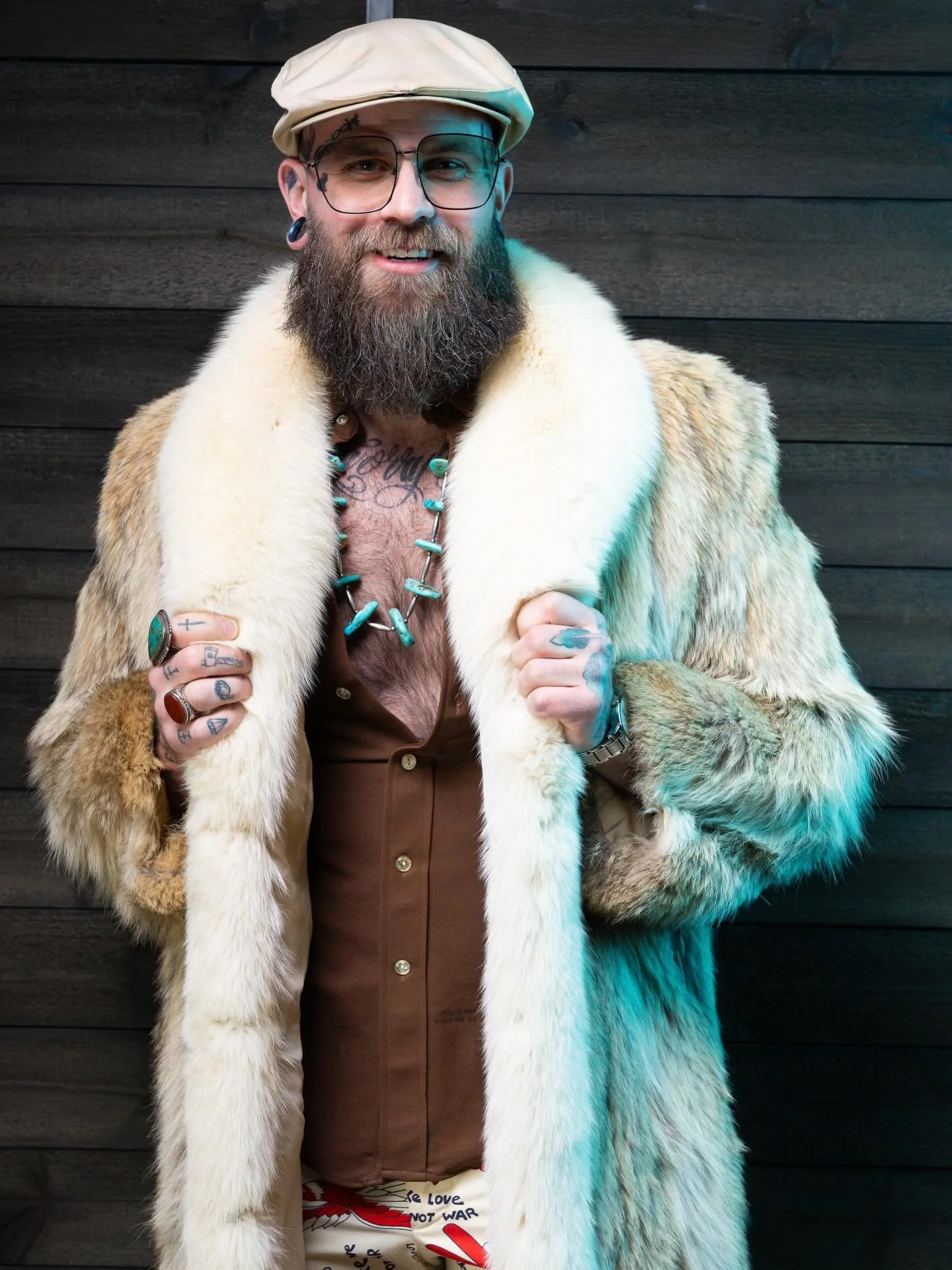 The fit planning for Sunday starts NOW.

Pull up ready for @darin_k_ 📸 to snap your fit @machineshopmpls 🎄&rsquo;tis the season to serve holiday ✨magic. 

Register now 🎟️ Link in bio. 

#fitcheck #mplsvintage #shopvintage