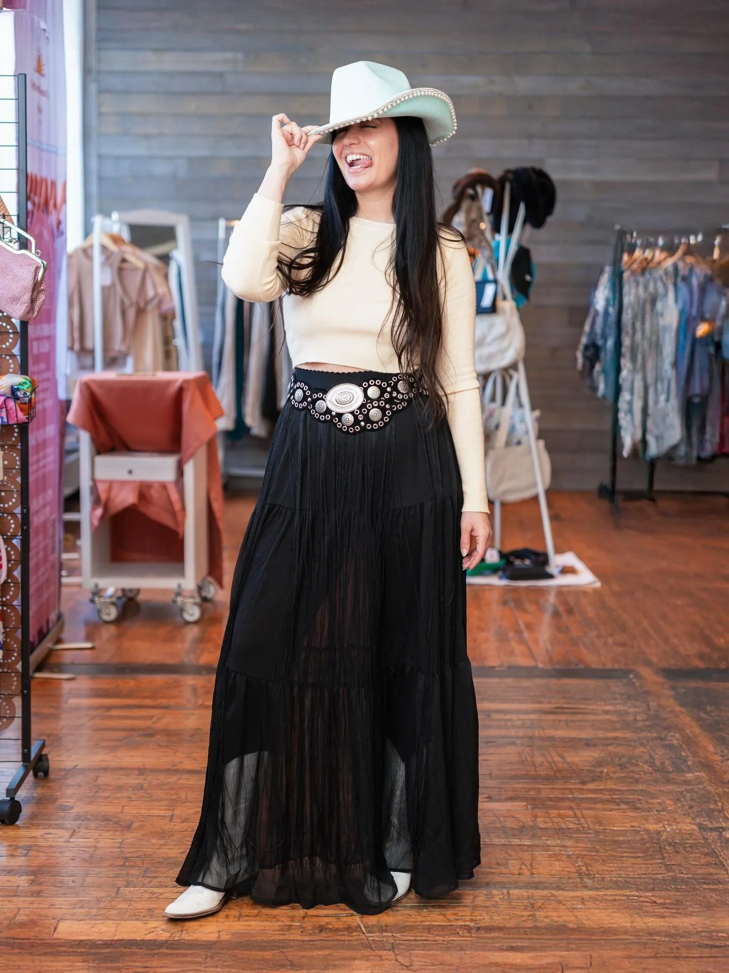 The energy we&rsquo;re bringing this Sunday to @machineshopmpls 👏❤️

Join us for a day of supporting local traders who will have a curated selection of vintage clothing, accessories and home decor. @djbusterbaxter will be spinning live 🎵. @darin_k_