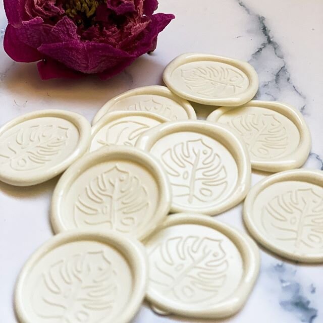 As spring is in now in full swing, I am swooning over these pearl white 'monstera' stamped wax seals. 🌱🌸⁠
⁠
Add a touch of elegance to your invites with this classic detail!